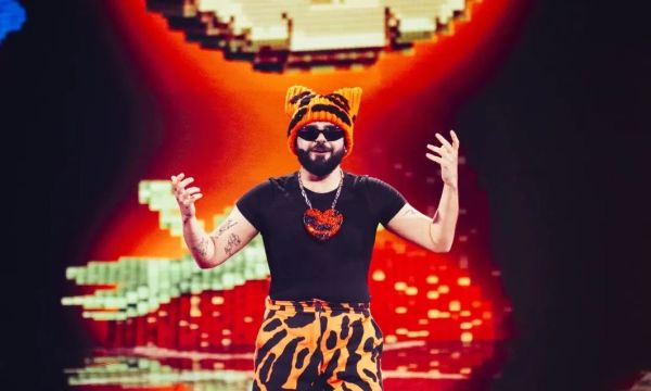 Εκρηκτικός ο Akylas στον τελικό της Eurovision: Tο σχόλιο - υπονοούμενο που «έδειξε» τη νίκη