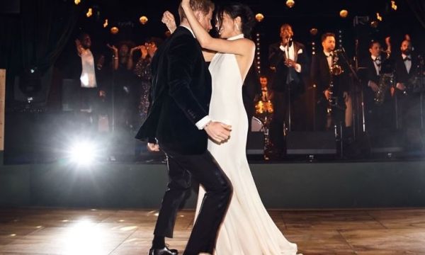 Harry & Meghan γιορτάζουν 8 χρόνια γάμου με 24 αδημοσίευτες φωτογραφίες: Ο ξέφρενος χορός στο πάρτι