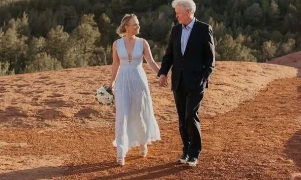 Ο Charles Spencer παντρεύτηκε τη σύντροφό του Cat Jarman σε «ιδιωτική τελετή» στην Αριζόνα 