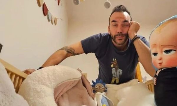 Ο Πάνος Μουζουράκης έκανε -κυριολεκτικά- τα μαγικά του και άφησε άναυδη την 3χρονη κόρη του, Ευελένη