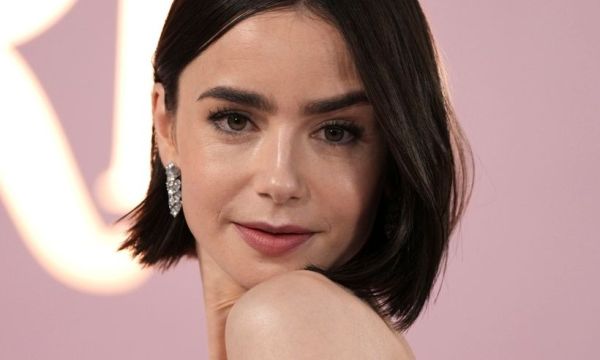 Emily in Paris goes to Mykonos και το (μαύρο) μανικιούρ της ήταν μεγάλη έκπληξη!