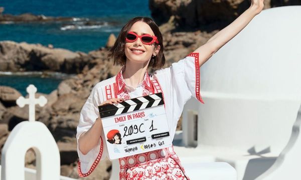 Emily in Paris φινάλε: Ένα τηλεοπτικό ταξίδι που ξεκίνησε στο σκοτάδι, κλείνει στον ήλιο του Αιγαίου