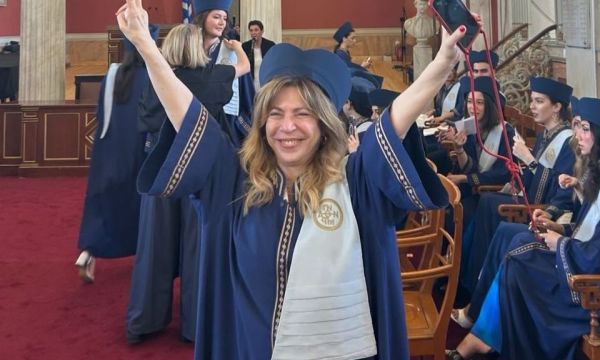 40 χρόνια μετά, η Δήμητρα Παπαδοπούλου πήρε πτυχίο στην Αγγλική Φιλολογία & ναι, ποτέ δεν είναι αργά