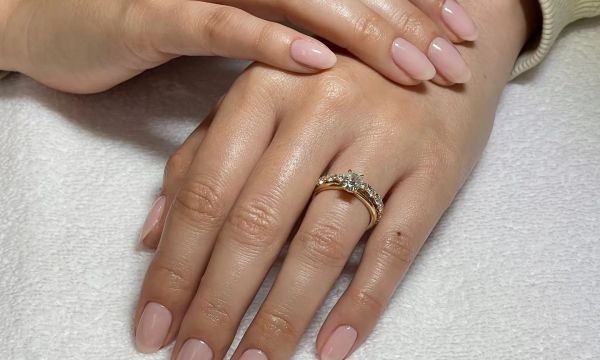 Chiffon nails: Η νέα τάση στο μανικιούρ που θυμίζει αέρινο ύφασμα και λατρεύουν οι celebs