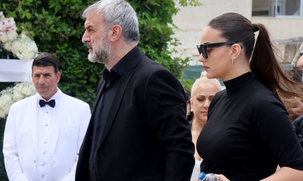 Το ύστατο «αντίο» στη Γωγώ Μαστροκώστα: Συντετριμμένοι ο Τραϊανός Δέλλας & η κόρη τους, Βικτώρια