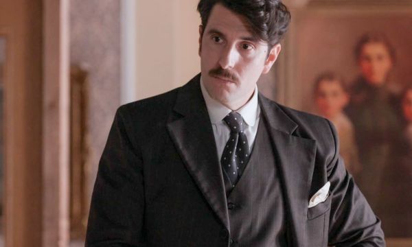 Η σάτιρα του Grand Hotel και ο διπλός φόνος του Ρήγα που τον παγιδεύει για όλα του τα εγκλήματα