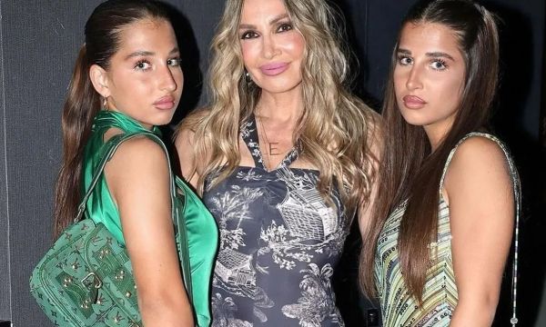Μίλα - Άννα Μαρία: Οι καλλονές κόρες της Ελένης Πετρουλάκη σε σπάνια δημόσια εμφάνιση