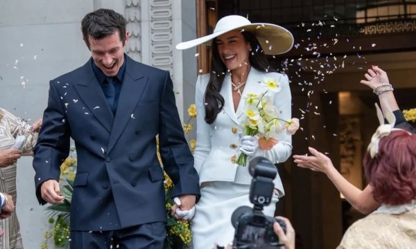 Cool Girl Wedding: Η Dua Lipa παντρεύτηκε τον Callum Turner σε μια κομψή τελετή στο Λονδίνο