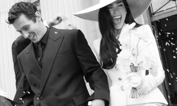 Όσο η Dua Lipa δημοσίευε τις φωτογραφίες του γάμου της, η αντίδραση του Βασάλου έφτασε τα 500K views