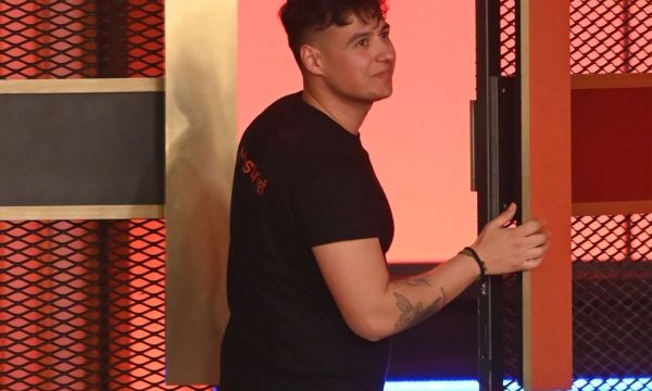 Αποχώρησε ο Σαμ Μπεκίρη από το MasterChef αλλά όλοι μιλούν για τον γλυκόπικρο θρίαμβο του Ανδρέα