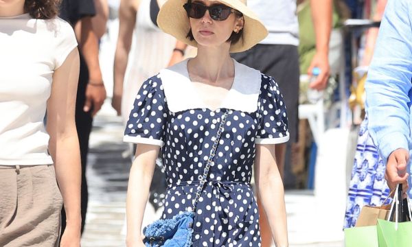 Το πουά φόρεμα της Lily Collins στη Μύκονο μάς έπεισε: Αυτό είναι το print του καλοκαιριού