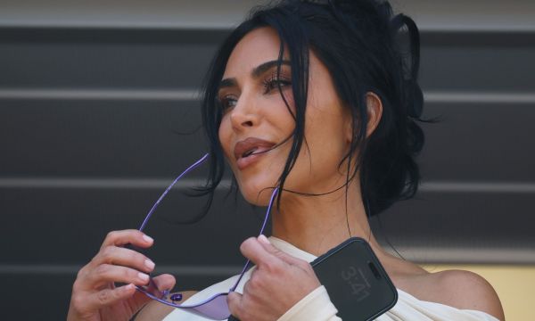 Ας αφήσουμε την Kim να ζήσει τον έρωτά της με τον Lewis κι ας φοράει ψηλοτάκουνα στη Formula 1