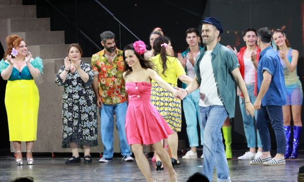 Θριαμβευτική η πρεμιέρα της παράστασης «Του αγοριού απέναντι» στο Θέατρο Άλσος ΔΕΗ στις 5 Ιουνίου