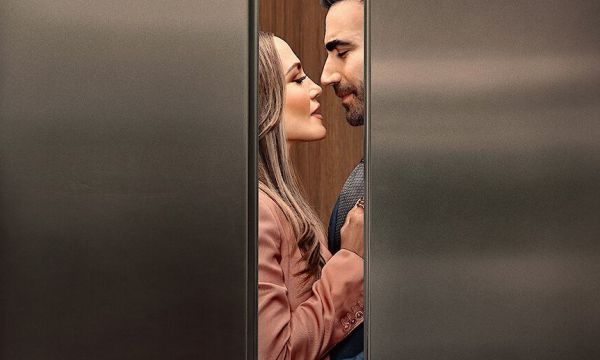 Η Jennifer Lopez επιστρέφει εκεί που την αγαπήσαμε περισσότερο με το Office Romance