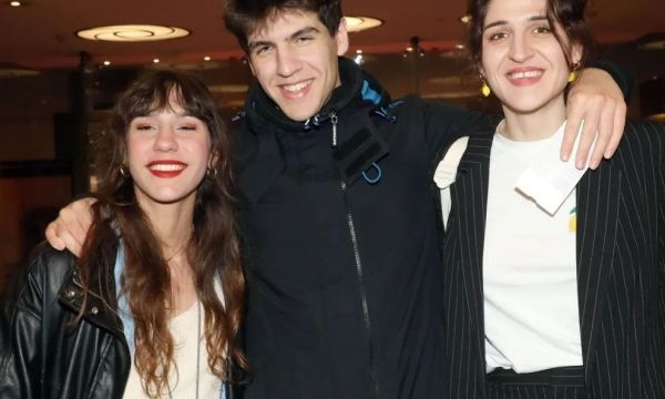 Ο Γιάγκος Σκιαδαρέσης έχει τελικά το DNA ηθοποιού: Το βίντεο στα ΣΕΑ Αταλάντης με τους γονείς του