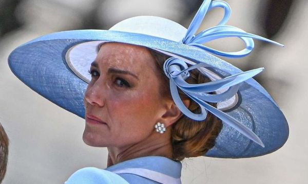 Kate Middleton: Η κίνηση που πρόδωσε ότι άκουσε τις αποδοκιμασίες του κόσμου στο Trooping the Colour