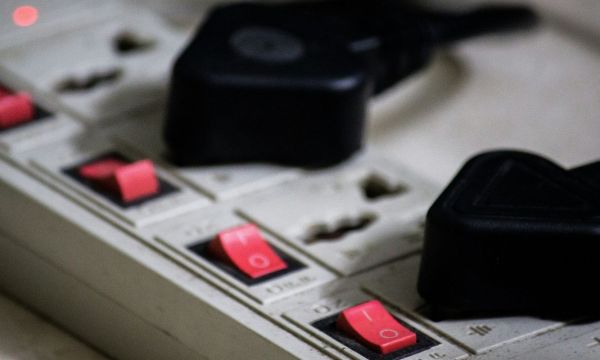Ποια συσκευή δεν πρέπει ποτέ να συνδέεις σε πολύπριζο και τι είναι ασφαλές να βάλεις