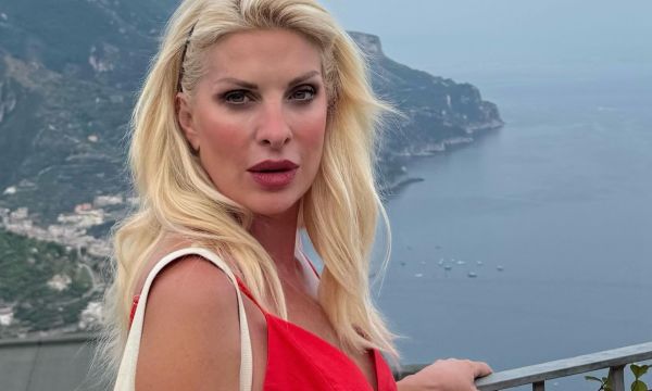 H bella donna Ελένη Μενεγάκη στην Ιταλία και ένα σχόλιο της με νόημα για τηλεοπτικές αναμνήσεις