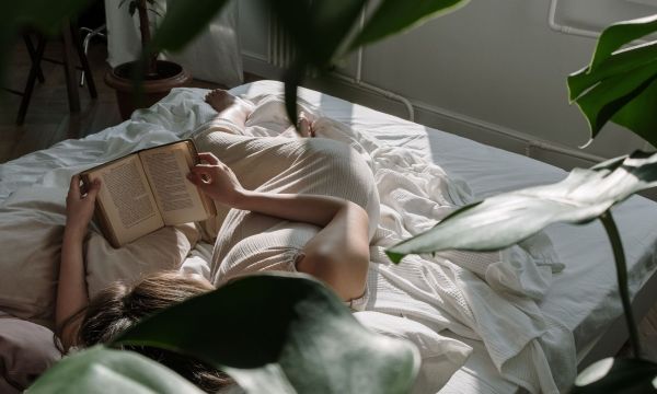 3 απλές κινήσεις για να μετατρέψεις την κρεβατοκάμαρά σου σε δροσερό καταφύγιο πριν έρθει ο καύσωνας