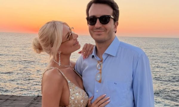 Η Φαίη Σκορδά έγινε IG official με τον Αλέξανδρο Αθανασιάδη στην Πάρο πριν τον γάμο τους