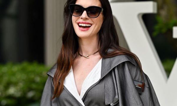 Δεν περιμέναμε αυτή την αλλαγή από την Anne Hathaway, αλλά καταλήξαμε ότι ήταν ένα touch ανανέωσης