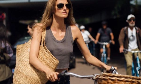 Ψάθινες τσάντες και στην πόλη - 8 τσάντες, ιδανικές για καλοκαιρινά office looks