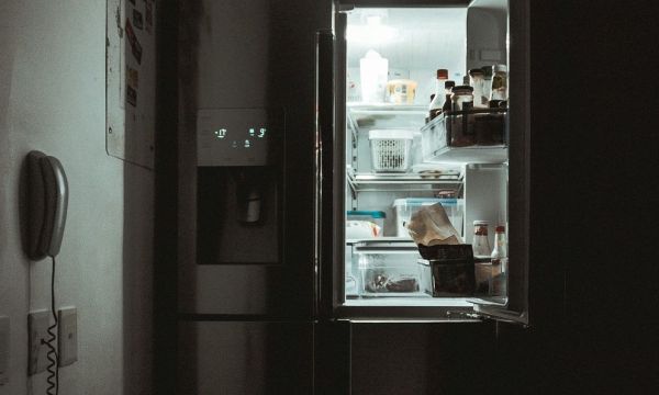 Ρωτήσαμε έναν ειδικό στις ηλεκτρικές συσκευές αν πρέπει να τις βγάζεις από την πρίζα πριν κοιμηθείς