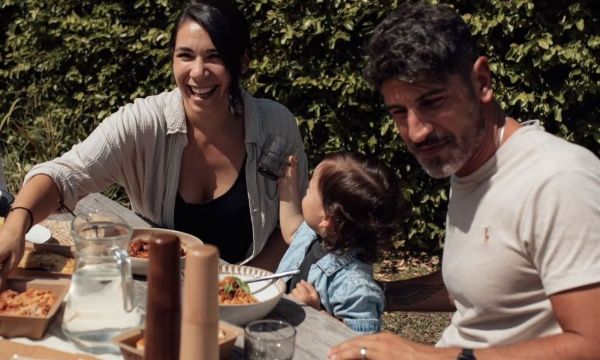 Ο Φίλιπ Βάκος του MasterChef με τη σύζυγό του Ελίνα και τον γιο τους: Μαζί ξανά, μετά από 5 μήνες