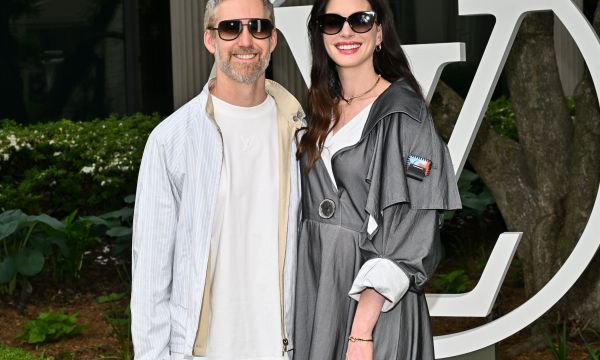 Η Anne Hathaway φόρεσε ανάποδα την κατακόκκινη φόρμα της και η αντίδρασή της στο λάθος ήταν epic