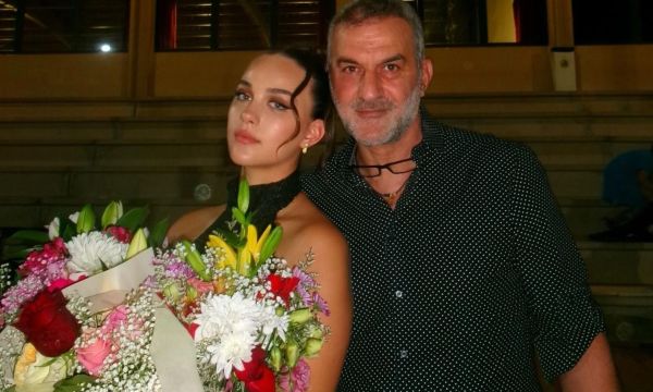 Τραϊανός και Βικτώρια Δέλλα, στην πιο όμορφη στιγμή μπαμπά - κόρης στην αποφοίτησή της & η συγκίνηση