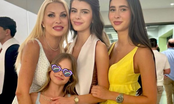 Η Ελένη Μενεγάκη μαζί με τις 3 κούκλες κόρες της σε μία σπάνια φωτο για την επιτυχία της Βαλέριας