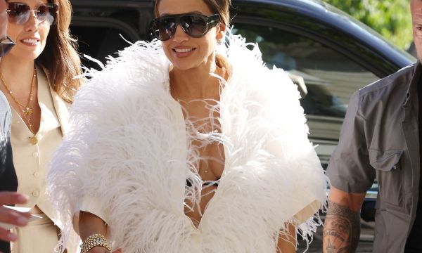 H JLo στο ατελιέ της Celia Kritharioti στο Παρίσι, με iconic πουπουλένιο blazer και βερμούδα