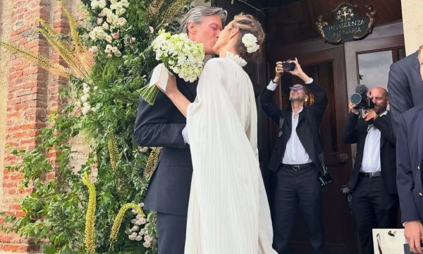 Eva Herzigova: Το νυφικό που την έκανε να μοιάζει με «όνειρο» στον γάμο της μετά από 25 χρόνια σχέση