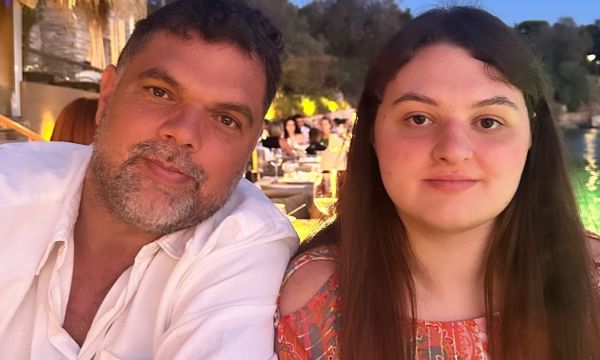 Η Άρια Παπανικολάου στην Οδύσσεια του Nolan: Το όνειρο και το δίλημμα του πατέρα της Δημήτρη