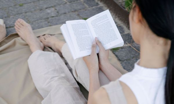 4 μικρά βιβλία που αξίζει να βάλεις στη βαλίτσα των διακοπών σου