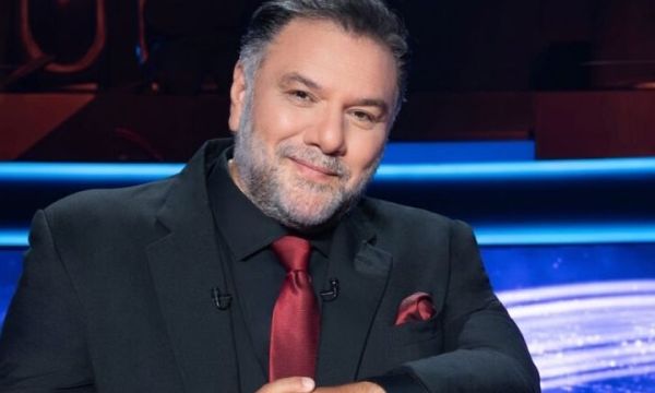 Ο Γρηγόρης Αρναούτογλου προετοιμάζεται για την 14η σεζόν του στον ΑΝΤ1 ντυμένος ως Θεός του Ολύμπου