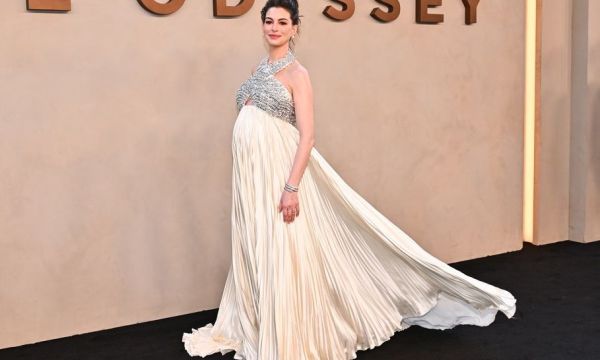 Anne Hathaway: «Οι πιθανότητες να μείνω έγκυος στα 43 ήταν πολύ μικρές»