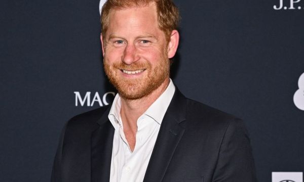 Πρίγκιπας Harry: Το χαμόγελο στο κόκκινο χαλί, οι παπαράτσι & η νοσταλγία για τη Βρετανία