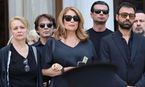 Συγκίνηση στο ύστατο «αντίο» της Μάρως Κοντού: Τα λόγια της Γκερέκου για τη γυναίκα - πρότυπο