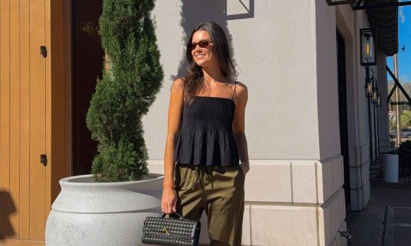 Ένα basic top (που σίγουρα έχεις ήδη) & τέσσερις διαφορετικοί τρόποι για να το φορέσεις