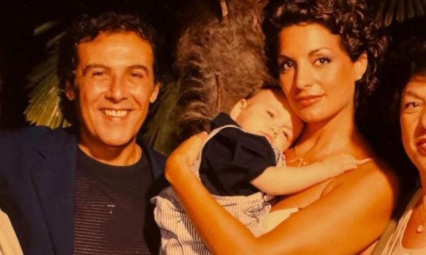 Η Άντζελα Γκερέκου τιμά τα 5 χρόνια χωρίς τον Τόλη Βοσκόπουλο με 6 άγνωστες φωτογραφίες της ζωής του