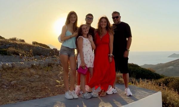 Η Βάσω Λασκαράκη δημοσίευσε μια σπάνια οικογενειακή φωτογραφία με τον Σουλτάτο &τα παιδιά τους