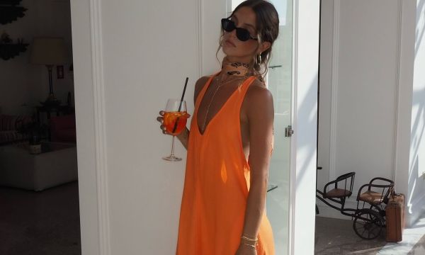 Sunset orange: Το καλοκαιρινό χρώμα που ταιριάζει σε κάθε επιδερμίδα και στυλ