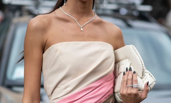 Ποιος αποφάσισε ότι τα dark manicures δεν είναι καλοκαιρινά; Έχουμε διαφορετική άποψη!