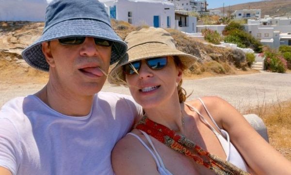 Ο Σάκης Ρουβάς «απαντά» με την Κάτια Ζυγούλη αγκαλιά και ένα τραγούδι όλο νόημα στις φήμες χωρισμού