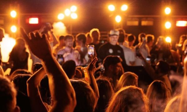 Live, DJ sets και δείπνα δίπλα στη θάλασσα, αυτός είναι ο Αύγουστος στην Costa Navarino