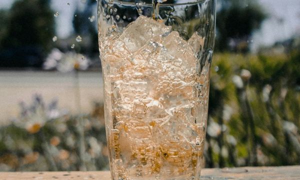 Το ανθρακούχο νερό μπορεί να βοηθήσει στην απώλεια βάρους, σύμφωνα με νέα μελέτη
