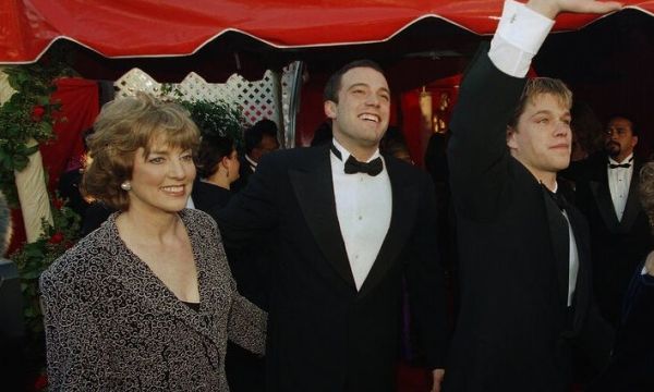 Ο Ben Affleck θρηνεί την απώλεια της μητέρας του Chris: Ο τρόπος που επηρέασε τη ζωή του & το Όσκαρ