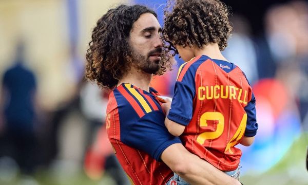 Marc Cucurella: Ο λόγος που δεν δένει τα μαλλιά του & 3 μαθήματα πατρότητας που εμπνέουν κάθε γονιό