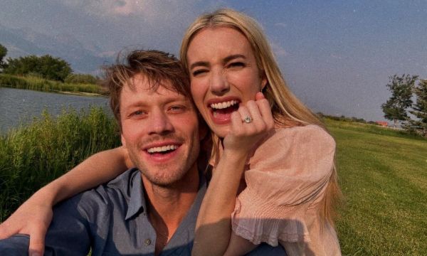 Η Emma Roberts παντρεύτηκε τον Cody John με το πιο αέρινο νυφικό: Παίρνουμε ιδέες